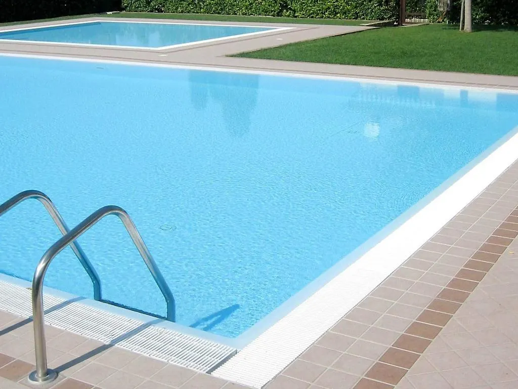 Belvilla By Oyo Enticing Holiday Home With Pool ラツィーゼ